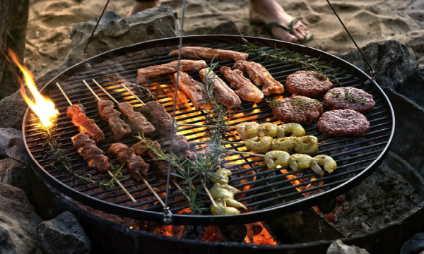 Dreibein Hängegrill-Stativ aus rustikalem Kastanienholz - 250 cm